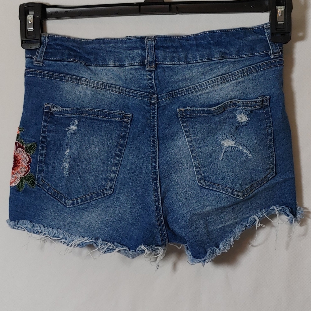 Wax Jean Distressed Embroidered Shorts Size Small - Picture 4 of 7